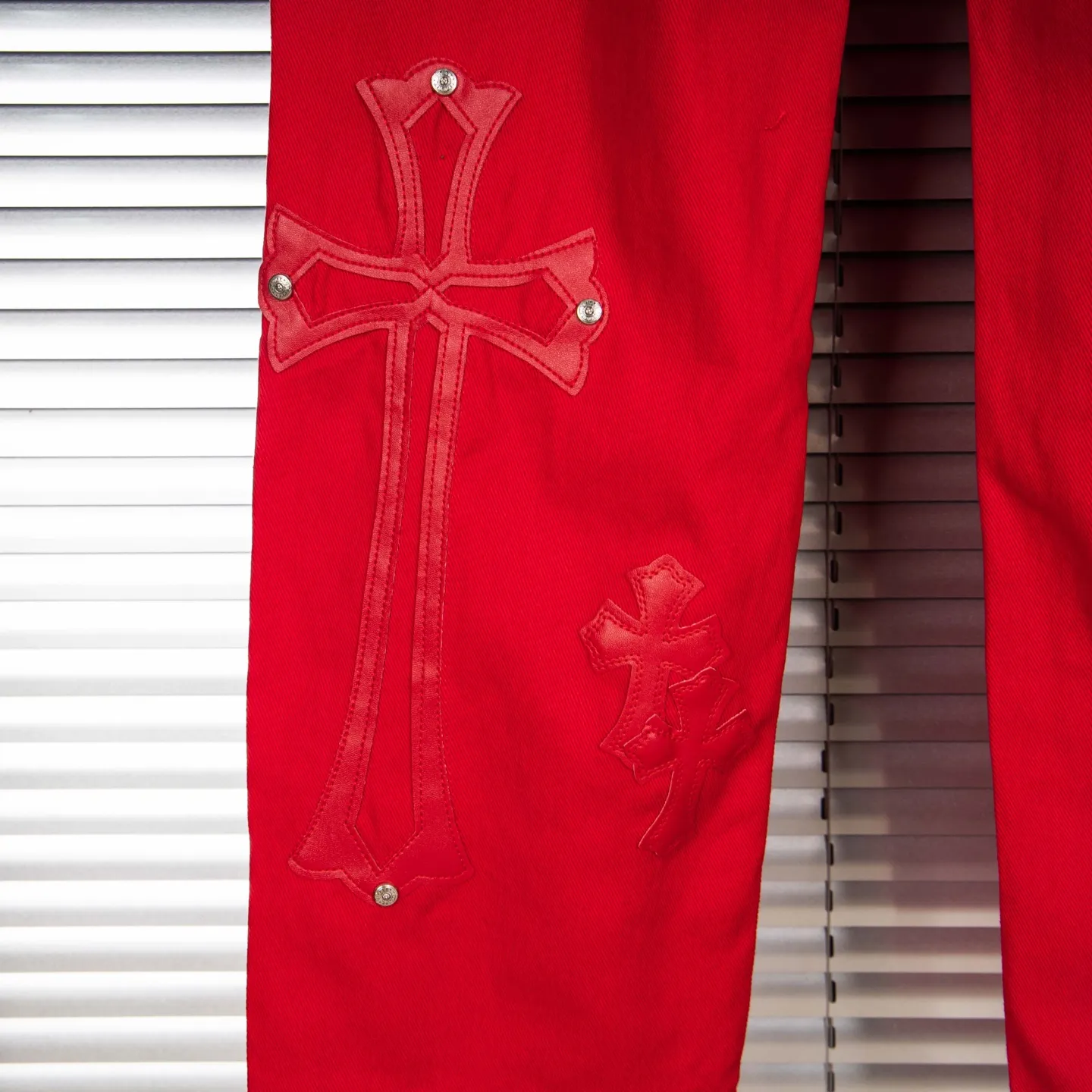 P260 CHROME HEARTS 25ss dopamine Chinese red cross leather washed jeans - Full of exploring the ultimate in fashion, Chrome Hearts' new Chrome Hearts pants not only present a unique style, but the fresh ice blue color looks particularly youthful and energetic. The mid-high waist design is paired with a lazy and casual style, which not only shows long legs but also maintains a casual feel. It is a must-have fashion choice for trendy men and trendy women. Style No.: 1789 Color: Dopamine Red Size: 28 30 32 34